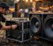 Teknisi sound system menyesuaikan watt power amplifier dengan speaker lapangan